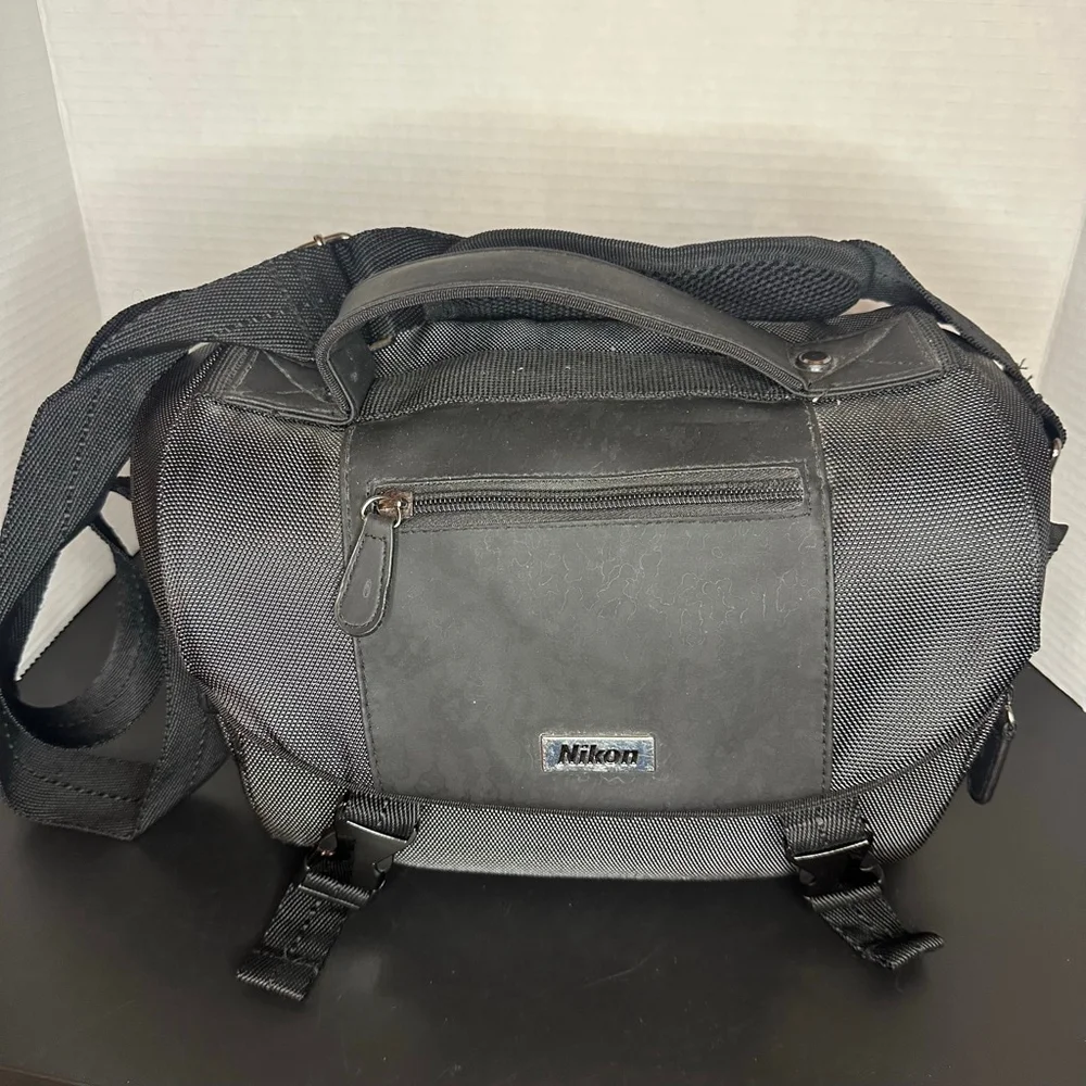Nikon Digital Camera Bag / Carry Case Padded DSLR Shoulder Strap